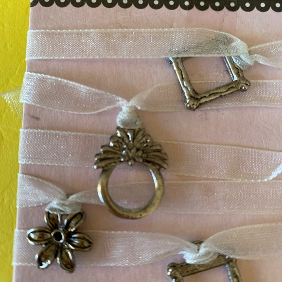 ⭐️2 for 1⭐️Gift Embellishments - Picture 5 of 5
